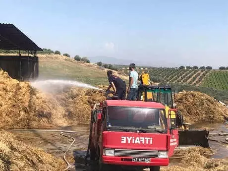 Alevler 15 Bin Balya Samanı Kül Etti Alevler 15 Bin Balya Samanı Kül Etti
