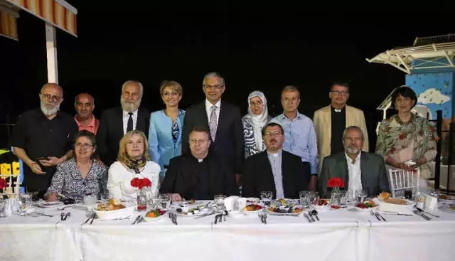 Karşıyaka İftar Sofrasında Buluştu Karşıyaka İftar Sofrasında Buluştu