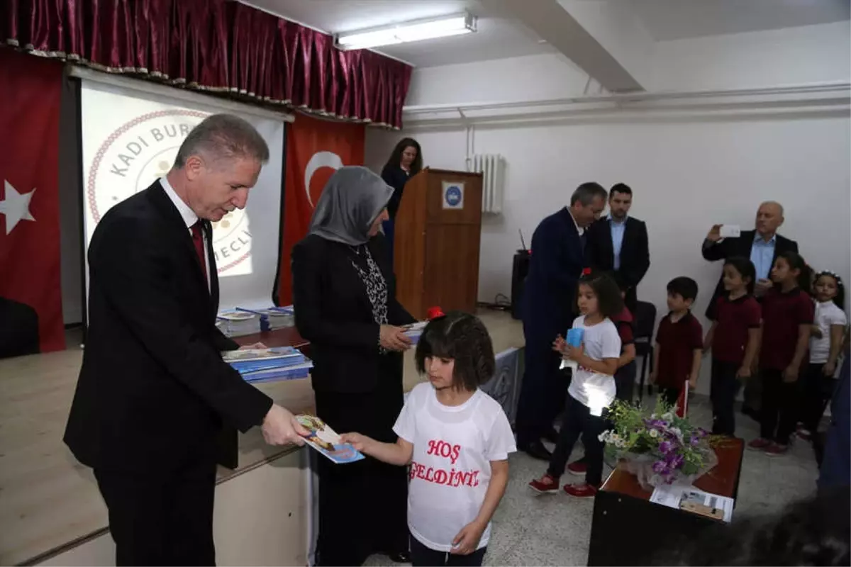 Öğrencilere 'Dedem Kadı Burhaneddin' Kitabı Dağıtıldı