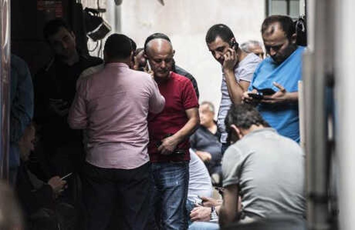 Tahtakale'de Bazı Döviz Büroları Alım Satımı Durdurdu (2)