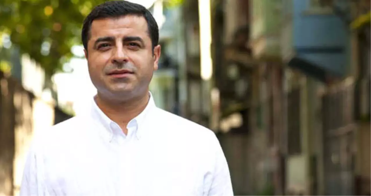 Ünlü Kürt Sanatçı Ciwan Haco Yeni Albümünü Selahattin Demirtaş'a Hediye Etti