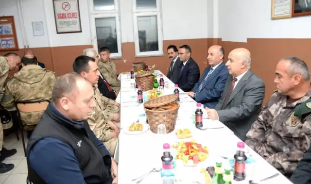 Vali Azizoğlu Askerlerle Birlikte İftar Açtı Vali Azizoğlu Askerlerle Birlikte İftar Açtı