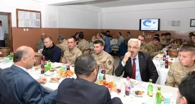 Vali Azizoğlu Askerlerle Birlikte İftar Açtı Vali Azizoğlu Askerlerle Birlikte İftar Açtı