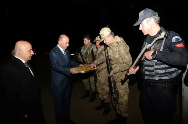 Vali Azizoğlu Askerlerle Birlikte İftar Açtı Vali Azizoğlu Askerlerle Birlikte İftar Açtı