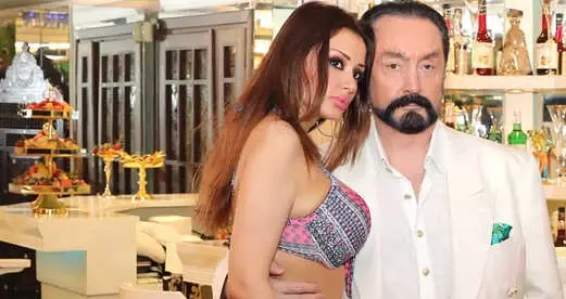 Adnan Oktar, Kedicikleriyle İftar Yemeğine Çıktı, Masadaki Yemekler Herkesi Şaşırttı