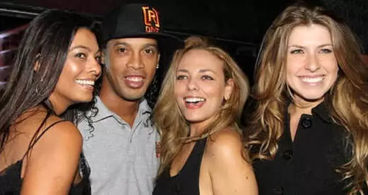 Dünyaca Ünlü Futbolcu Ronaldinho, Aynı Anda 2 Kadınla Birden Evlenecek Dünyaca Ünlü Futbolcu Ronaldinho, Aynı Anda 2 Kadınla Birden Evlenecek