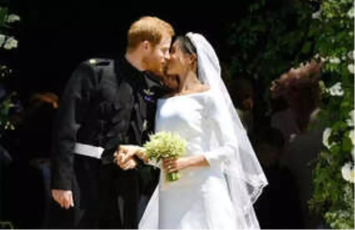 Prens Harry ve Meghan Markle İlk Kez Öpüştü!