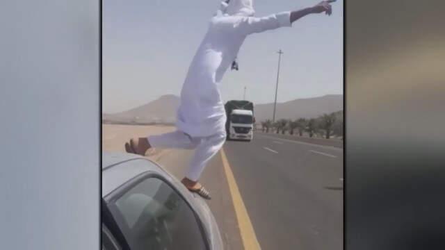 Suudi Arabistan'da Ölüm Oyunu! Hızla Gelen TIR'ın Önüne Atladı