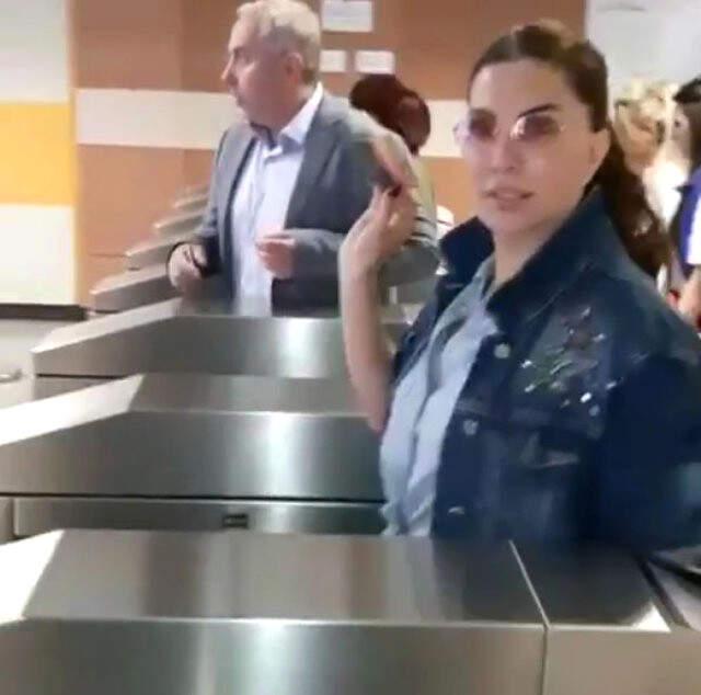Ünlü Şarkıcı Ebru Yaşar Metroya Bindi
