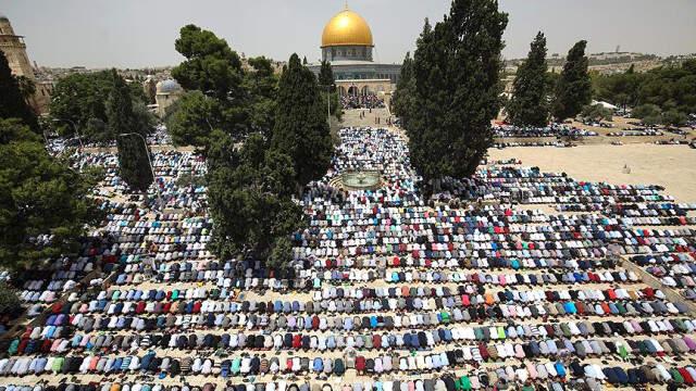 200 Bin Filistinli Mescid-i Aksa'da Namaza Durdu