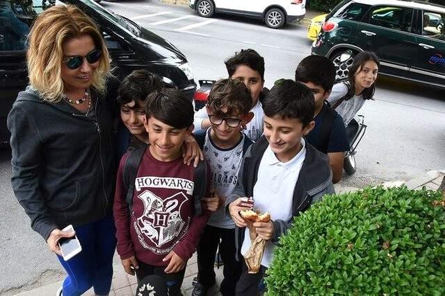 Gülben Ergen Fotoğraf Çektirmek İstedi, Ancak Çocuklar Kendisini Tanımadı