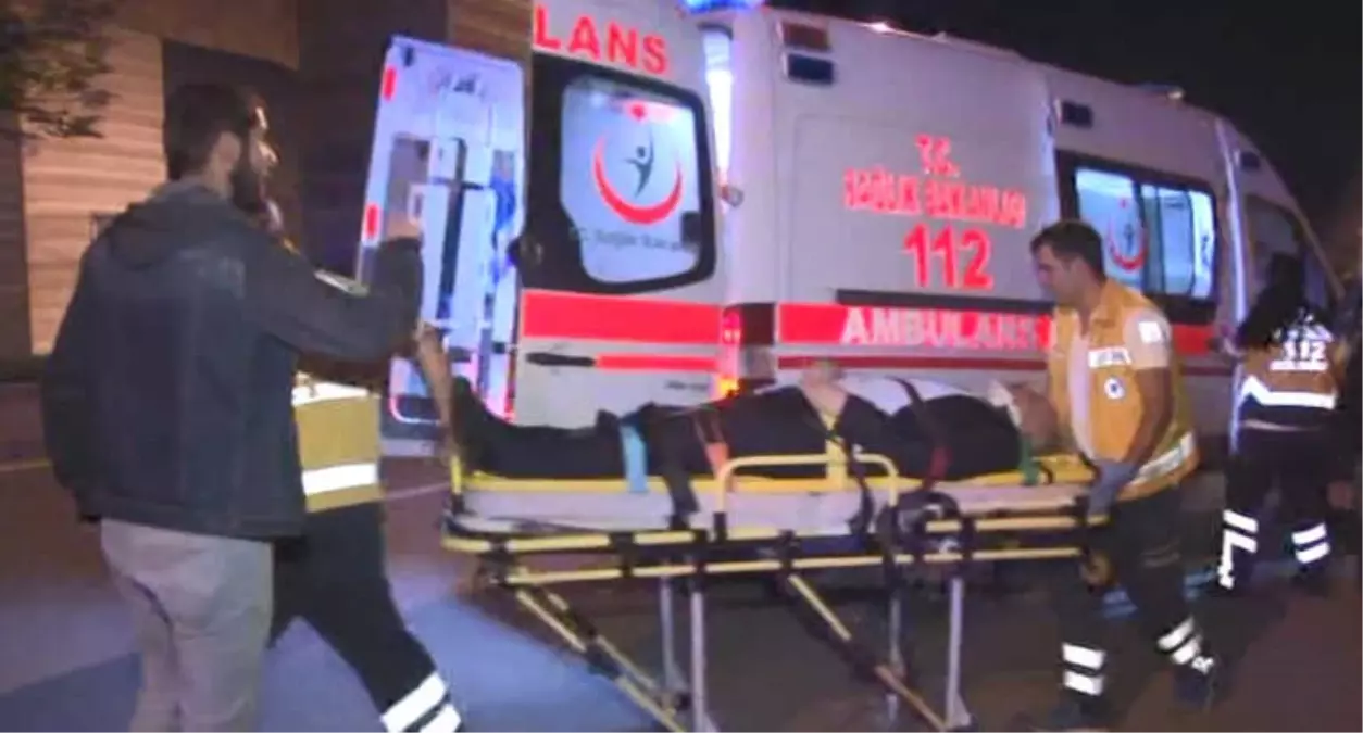 Ankara'da Karşıt Görüşlü Partililer Arasında Bayrak Kavgası: 2 Yaralı
