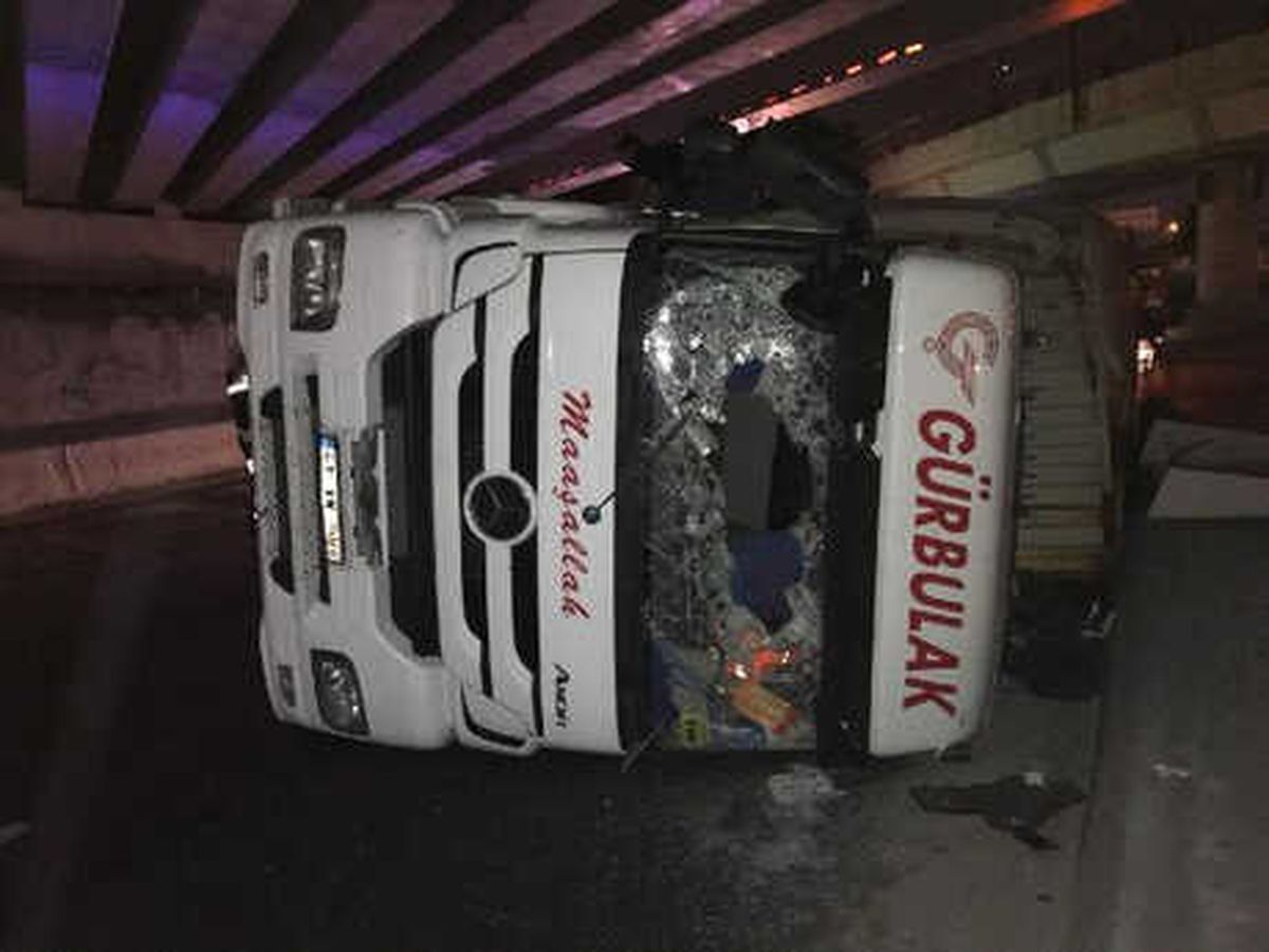 Bakırköy'de Konteyner Taşıyan Tır Devrildi: 2 Yaralı