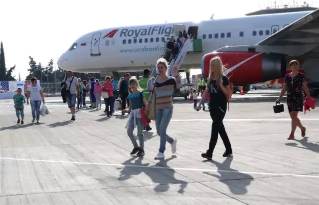 Büyük Gövdeli Uçakla Gelen 224 Rus Turist Çiçeklerle Karşılandı