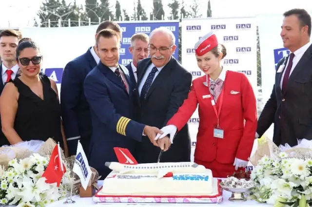 Büyük Gövdeli Uçakla Gelen 224 Rus Turist Çiçeklerle Karşılandı