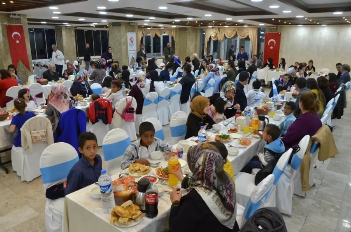 cocuk evleri sitesi ve cocuk evleri koordinasyon merkezinde kalan cocuklar iftarda biraraya geldi