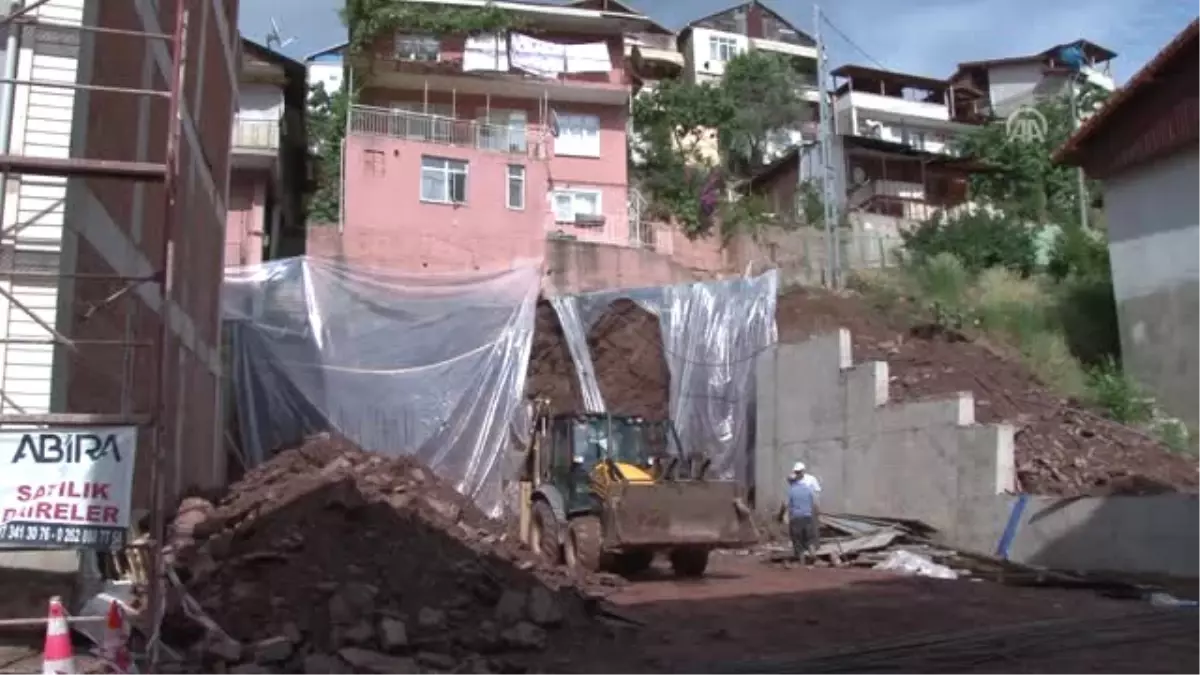 İzmit�te Temel Kazısında Yol Çöktü Güncel
