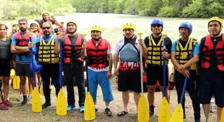 Vali ve Protokol Munzur Çayı'nda Rafting Yaptı Vali ve Protokol Munzur Çayı'nda Rafting Yaptı