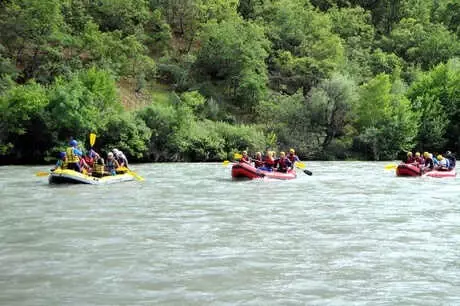 Vali ve Protokol Munzur Çayı'nda Rafting Yaptı Vali ve Protokol Munzur Çayı'nda Rafting Yaptı