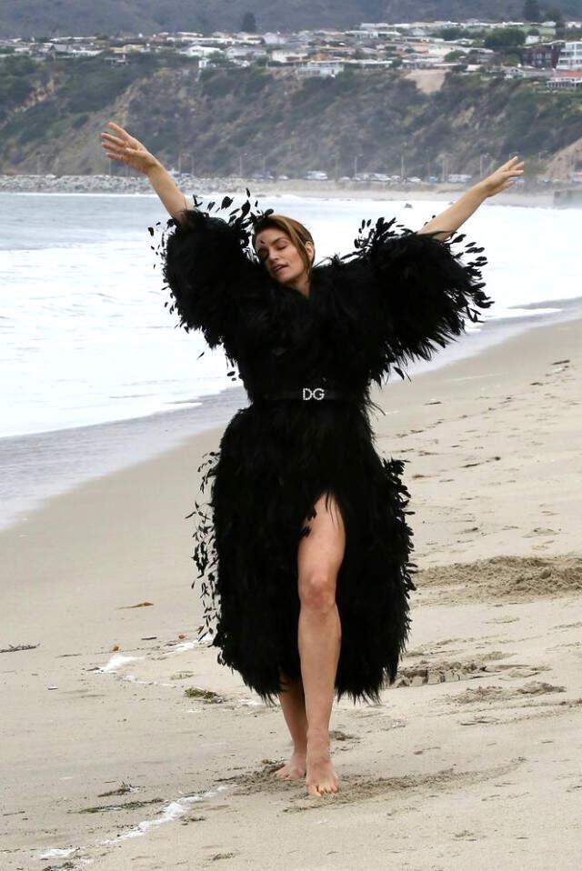 52 yaşındaki Cindy Crawford Gençlere Taş Çıkarıyor