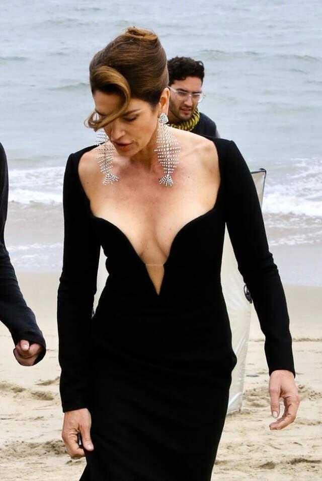 52 yaşındaki Cindy Crawford Gençlere Taş Çıkarıyor