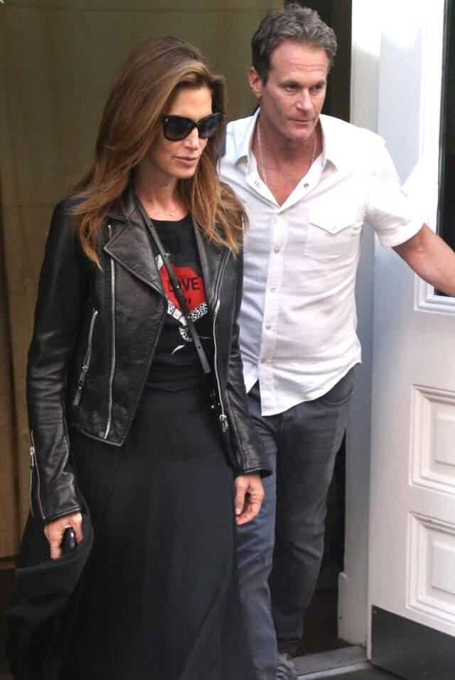 52 yaşındaki Cindy Crawford Gençlere Taş Çıkarıyor