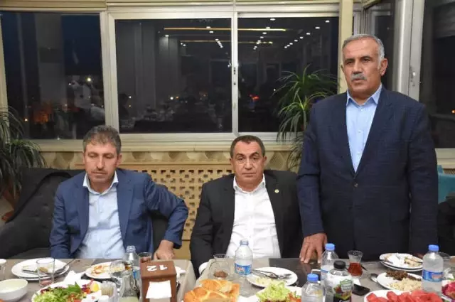 AK Parti Heyeti Basınla Buluştu AK Parti Heyeti Basınla Buluştu