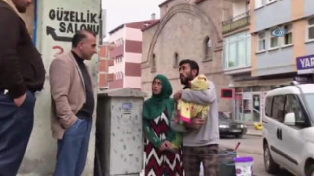 Anbean Görüntülendi! Arabayla Gelip Dilenen Suriyeliler, Pes Dedirtti