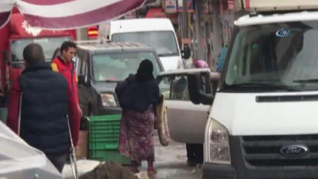 Anbean Görüntülendi! Arabayla Gelip Dilenen Suriyeliler, Pes Dedirtti