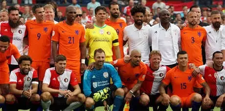 Eski Fenerbahçeli Kuyt'tan Futbola Görkemli Veda Eski Fenerbahçeli Kuyt'tan Futbola Görkemli Veda