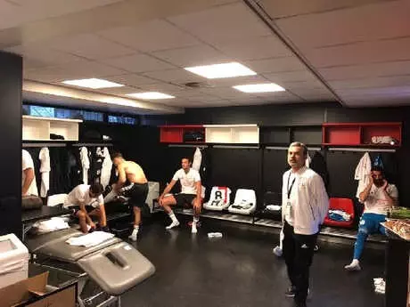 Fenerbahçe'nin Eski Yıldızı Kuyt'tan Görkemli Veda Fenerbahçe'nin Eski Yıldızı Kuyt'tan Görkemli Veda