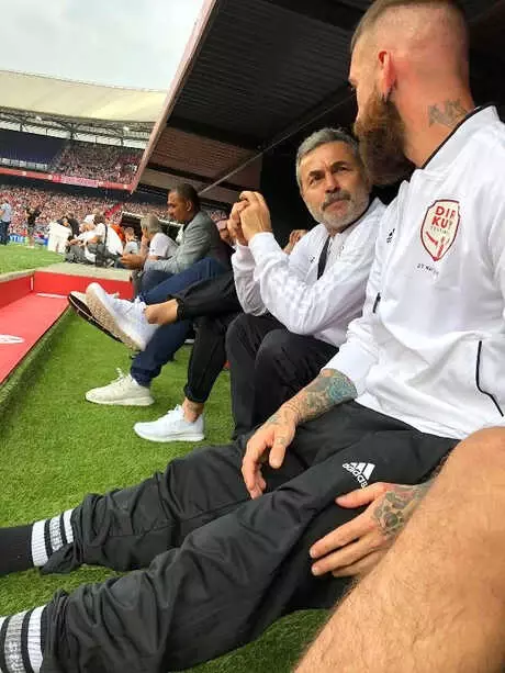 Fenerbahçe'nin Eski Yıldızı Kuyt'tan Görkemli Veda Fenerbahçe'nin Eski Yıldızı Kuyt'tan Görkemli Veda