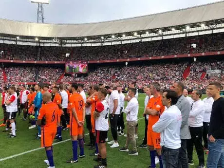 Fenerbahçe'nin Eski Yıldızı Kuyt'tan Görkemli Veda Fenerbahçe'nin Eski Yıldızı Kuyt'tan Görkemli Veda