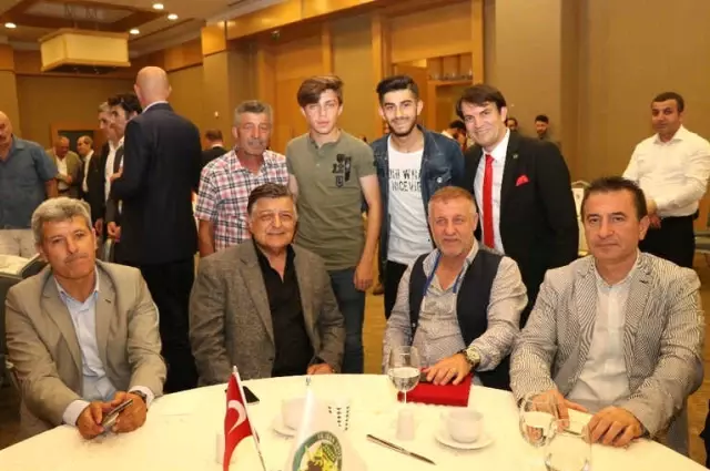 Futbolun Efsaneleri İftarda Bir Araya Geldi