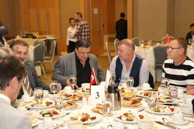 Futbolun Efsaneleri İftarda Bir Araya Geldi