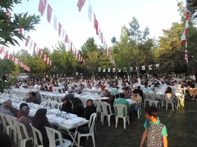 Kahramanmaraş'ta 3 Bin Kişiye İftar Yemeği Kahramanmaraş'ta 3 Bin Kişiye İftar Yemeği