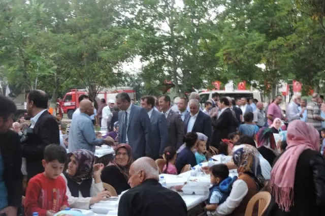 Kahramanmaraş'ta 3 Bin Kişiye İftar Yemeği Kahramanmaraş'ta 3 Bin Kişiye İftar Yemeği