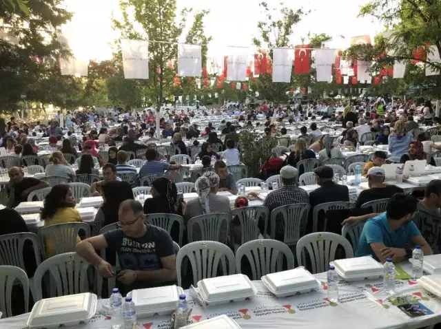 Kahramanmaraş'ta 3 Bin Kişiye İftar Yemeği Kahramanmaraş'ta 3 Bin Kişiye İftar Yemeği