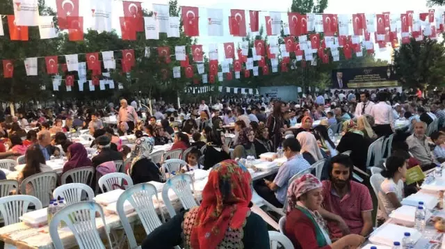 Kahramanmaraş'ta 3 Bin Kişiye İftar Yemeği Kahramanmaraş'ta 3 Bin Kişiye İftar Yemeği