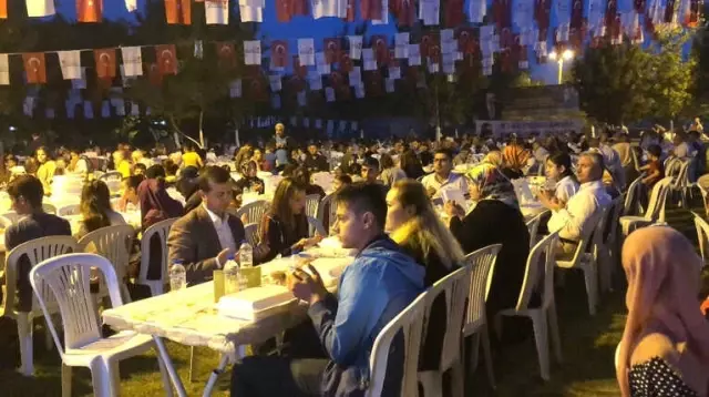 Kahramanmaraş'ta 3 Bin Kişiye İftar Yemeği Kahramanmaraş'ta 3 Bin Kişiye İftar Yemeği