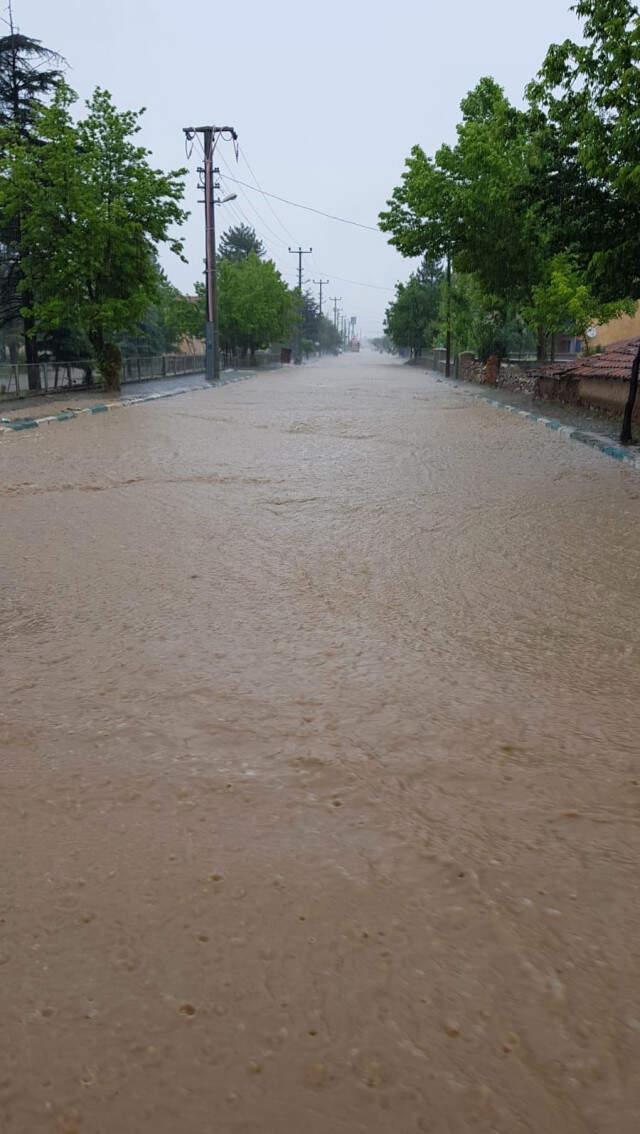 Meteoroloji, İstanbul İçin Saat Verip 5 İl İçin Sağanak ve Dolu Uyarısı Yaptı
