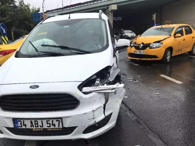 Şişli'de Hafif Ticari Araçla Taksi Çarpıştı: 1 Yaralı