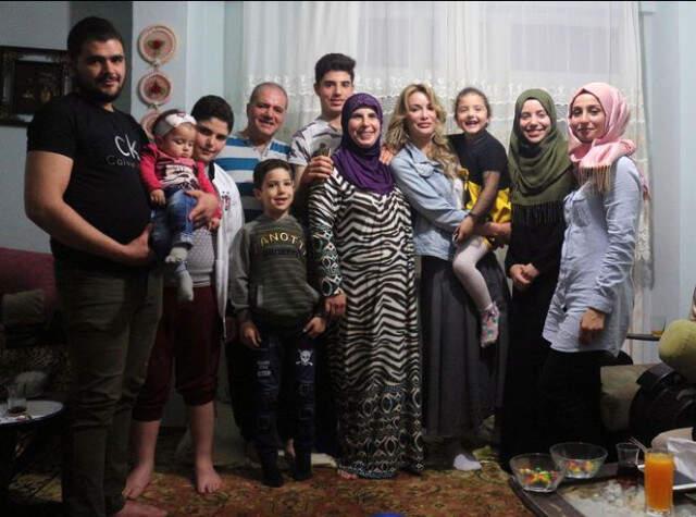 Ünlü Oyuncu Gazme Özçelik Suriyeli Aileyle İftar Yaptı