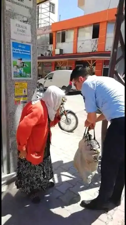 Zabıtadan Sırtındaki Torbasıyla Yürüyemeyen Yaşlı Kadına Yardım Eli