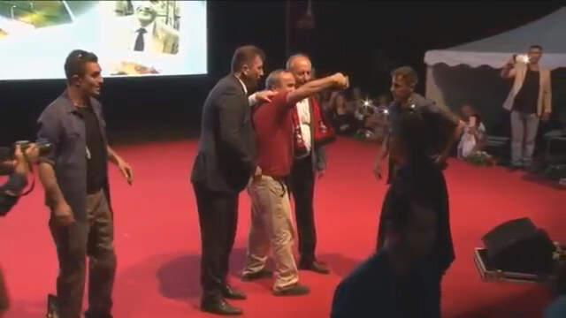 İnce'nin Korumaları Selfie Çeken Vatandaşı Sahneden Savurup Aşağı Attı