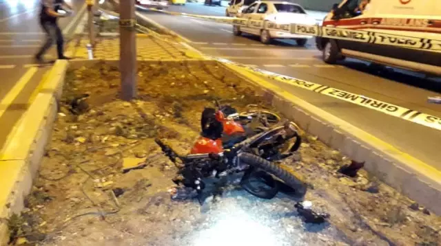 Tuzla'da Ticari Taksi Motosiklete Çarptı: 1 Ölü, 1 Yaralı Tuzla'da Ticari Taksi Motosiklete Çarptı: 1 Ölü, 1 Yaralı