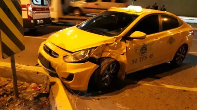 Tuzla'da Ticari Taksi Motosiklete Çarptı: 1 Ölü, 1 Yaralı Tuzla'da Ticari Taksi Motosiklete Çarptı: 1 Ölü, 1 Yaralı