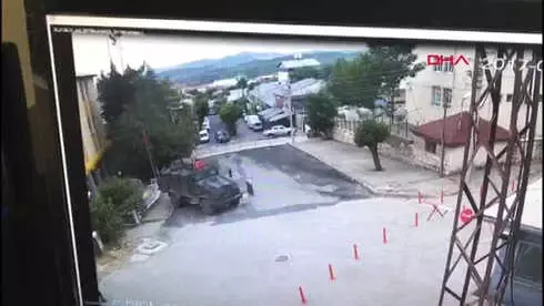 Diyarbakır Zırhlı Aracın, 85 Yaşındaki Kadına Çarpma Anı Güvenlik Kamerasında