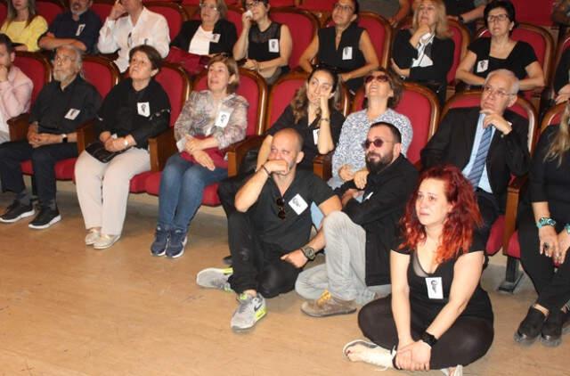 Oyuncu Rıza Kocaoğlu, Yakın Arkadaşı Arda Öziri'ye Gözyaşlarıyla Veda Etti