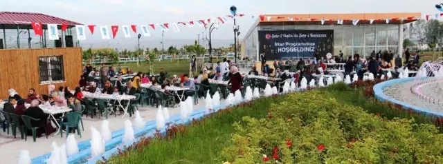 15 Temmuz Şehitler Parkında İftar Keyfi 15 Temmuz Şehitler Parkında İftar Keyfi
